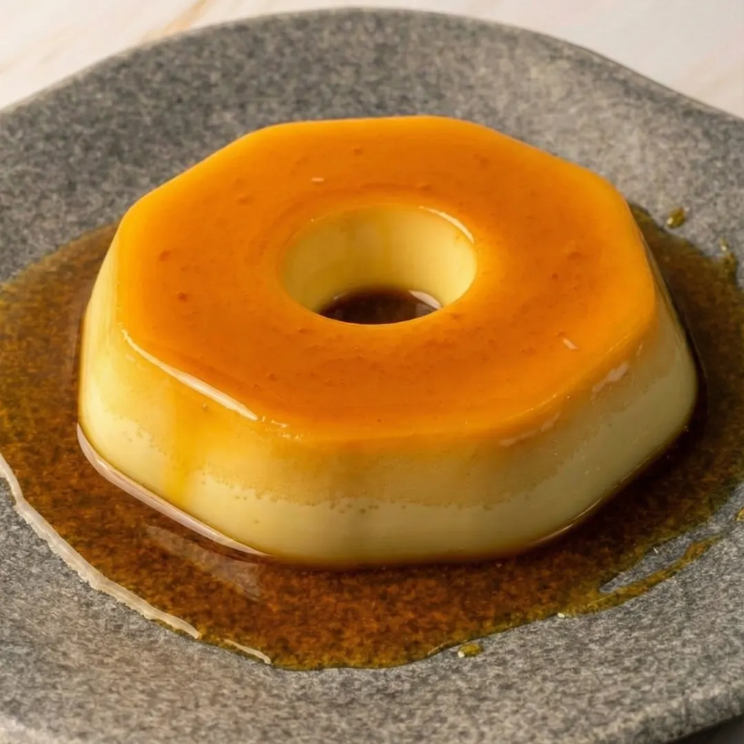 Pudim de leite condensado cremoso com calda de caramelo.